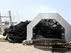 Au port Canto les déchets sont retenus dans un nouveau filet de récupération 