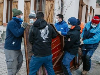 Tempête Alex : des salariés de RTE volontaires aident les habitants sinistrés par les intempéries