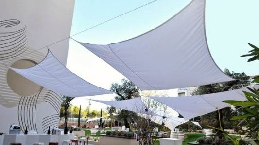 Le Jardin Ephémère de l'hôtel Renaissance Aix-en-Provence : un espace lounge, une terrasse, un écrin de verdure pour un nouveau rendez-vous aixois.