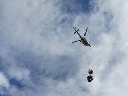 La Métropole Nice Côte d'Azur et Régie Eau d'Azur ont acheminé trois citernes d'eau par hélicoptère à Saint-Martin-Vésubie