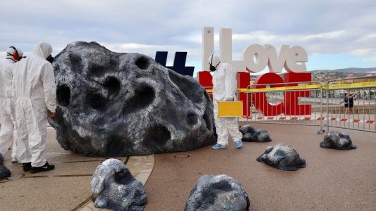 Nice : La météorite du 1er avril transformée en tirelire géante pour soutenir la Fondation Lenval