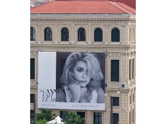  Cannes fait le mur : une exposition monumentale de photographies dans les rues de Cannes