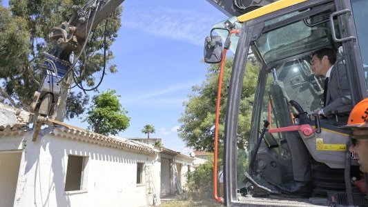 L'Agglo Cannes Lérins détruit un bâtiment privé en zone inondable pour y créer un bassin de rétention d'eau 