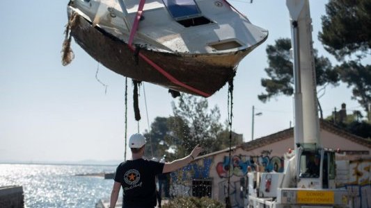  La Marine évacue des bateaux stationnés illégalement à La Seyne-sur-Mer