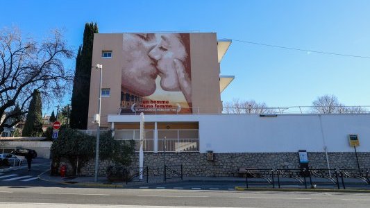 Le baiser mythique d'Anouk Aimée et Jean-Louis Trintignant s'affiche en grand à Cannes