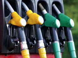 Carburants : pourquoi les prix du pétrole baissent partout sauf... à la pompe