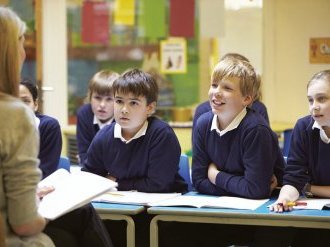 Cannes généralise l'aide aux leçons après la classe pour les écoliers !