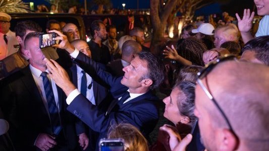 Emmanuel Macron met en garde la jeunesse française contre le chaos et la désunion