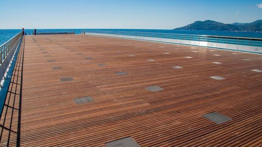 A Cannes, une superbe promenade a remplacé le vieux ponton de la Darse 