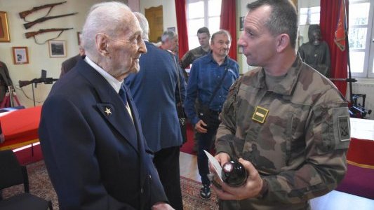 A Hyères, le colonel Pierre Thomas honoré par ses pairs