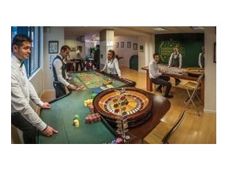 En attendant les résultats d'examens : S'informer sur le métier de croupier pour une orientation réussie