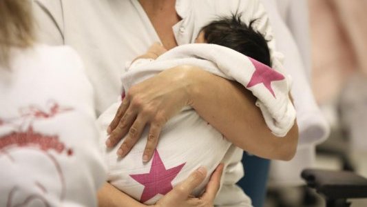 Dans le Var, les équipes de néonatologie au service des mamans