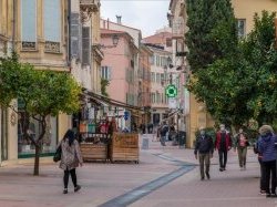 A Menton, le maire innove pour faciliter la vente à emporter des commerçants