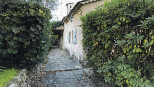 Une propriété dans un écrin de verdure à Grasse mise en vente aux enchères