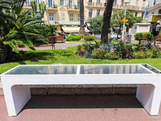 Première à l'échelle nationale, la Mairie de Cannes équipe l'espace public de bancs « intelligents » à énergie solaire