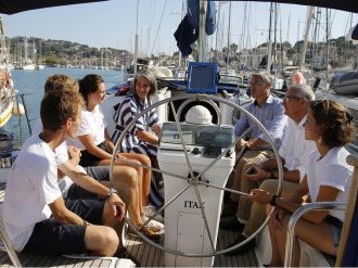 A Toulon, départ du voilier étudiant "Énergie Au Grand Large"