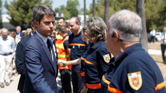Gabriel Attal : Trois individus recherchés après l'incendie de Nice