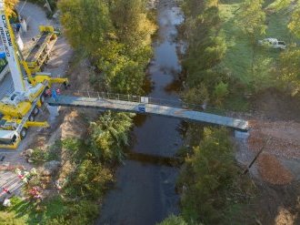 La passerelle piétonne de franchissement de la rivière du Loup sur le secteur de la Luona est posée