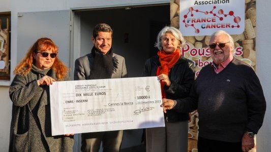 La Mairie de Cannes et l'association France Cancer remettent un chèque de 10 000€ à l'INSERM et au CNRS
