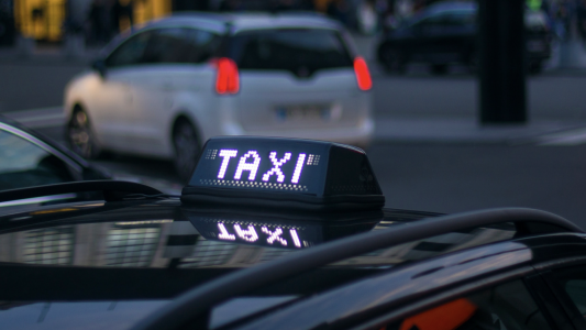 Première vente aux enchères réussie d'une licence de taxi à Nice sur Agorastore 