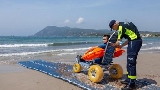 Au Pradet, un dispositif Handiplage à la plage des Oursinières 