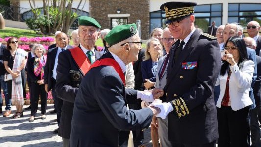 André Fayette reçoit les insignes de grand'croix de la Légion d'honneur