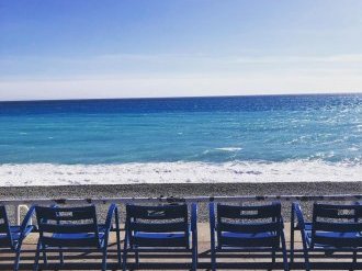 Histoire locale : les chaises bleues de la Promenade des Anglais