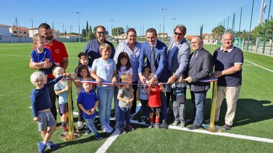 Une pelouse synthétique pour l'équipe de rugby