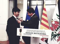 Keisuke Matsushima reçoit la médaille du mérite agricole