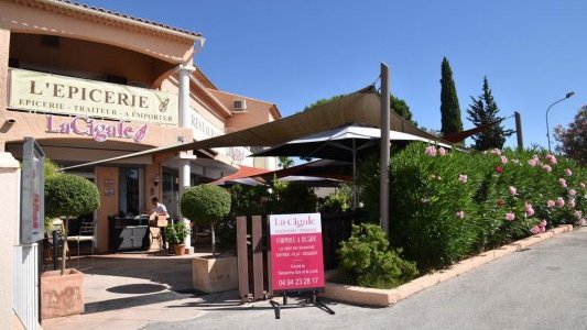 A La Londe-les-Maures, La Cigale, gastronomie et cave à manger