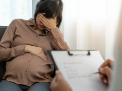 Discriminations en raison de la grossesse : Toujours trop de femmes discriminées selon la Défenseure des droits 