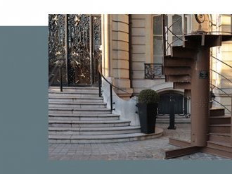 Enchères : Un tronçon de l'escalier d'origine de la Tour Eiffel en vente chez Artcurial ?