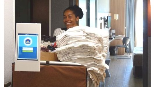 Première mondiale dans l'hôtellerie : Déploiement des chariots connectés 1CHECK pour femmes de chambre