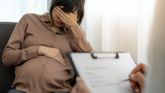 Discriminations en raison de la grossesse : Toujours trop de femmes discriminées selon la Défenseure des droits 