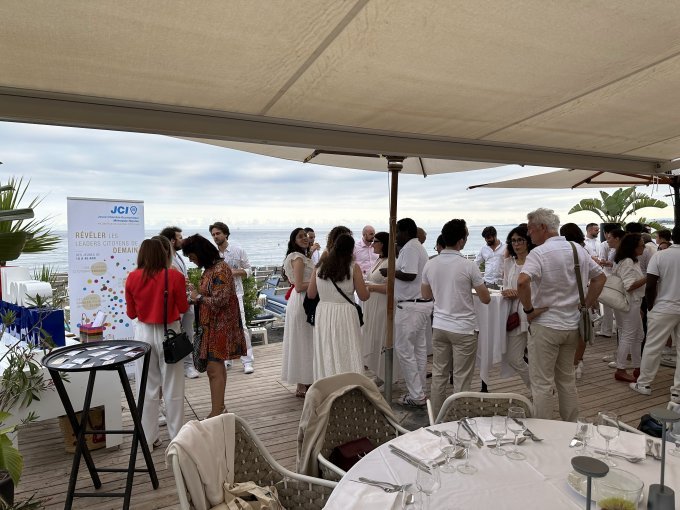 Une Summer White Party